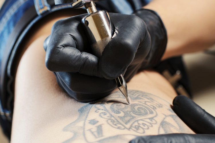 Cada estado tiene diferentes requisitos para trabajar como tatuador.