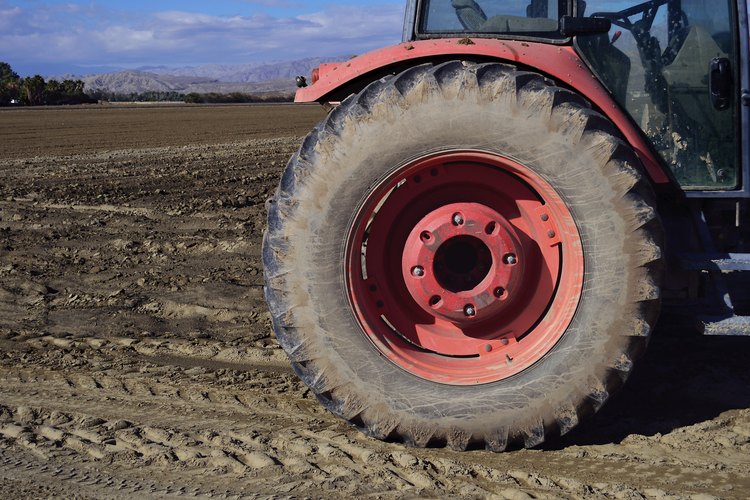 Revisa el número de los neumáticos de tu tractor.