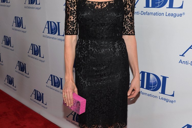 El vestido de encaje de Sarah Chalke representa el romance de una manera elegante y sofisticada.