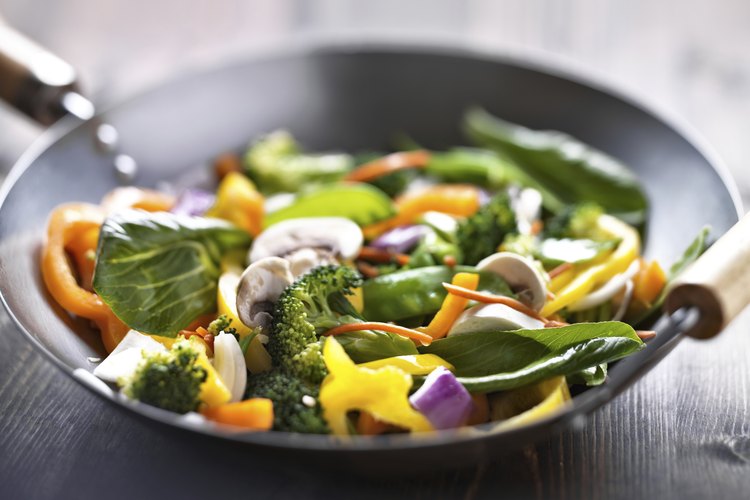 Preparar la cena en un wok de acero al carbono.