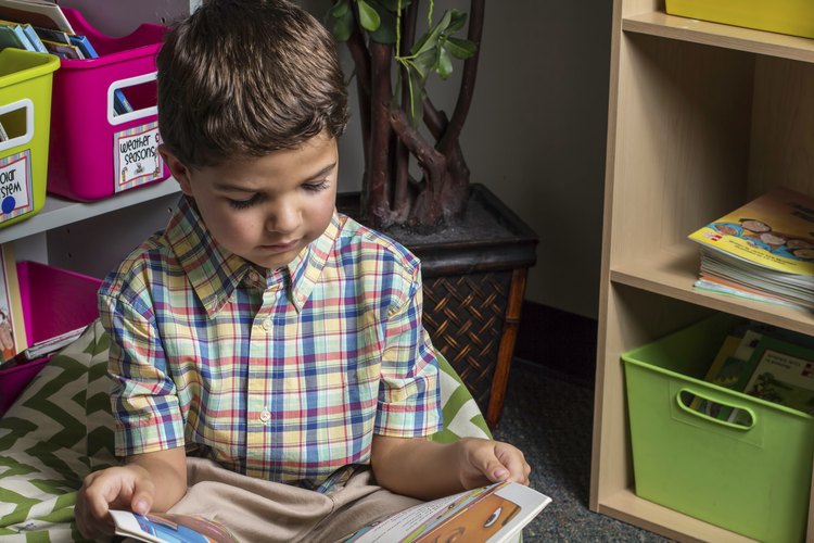 El rincón de la biblioteca de preescolar ofrece un lugar para que los niños preescolares exploren los libros ilustrados.