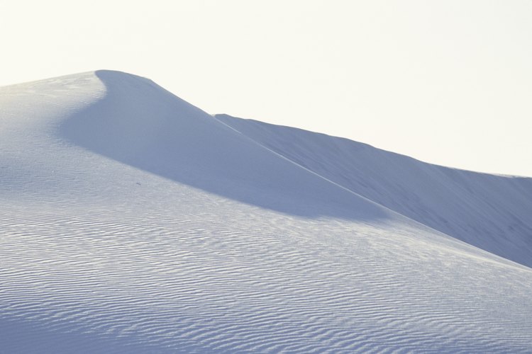 Las dunas de arena en el White Sands National Monument, New Mexico son granos de cuarzo meteorizados.