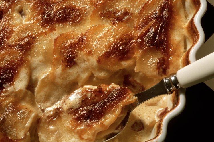 Las papas con queso gratinado son una sencilla comida que se sirve habitualmente en funerales de los Estados Unidos.