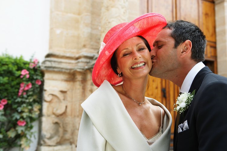 Durante la recepción, generalmente el novio y su madre comparten un baile especial para celebrar el lazo que los une.