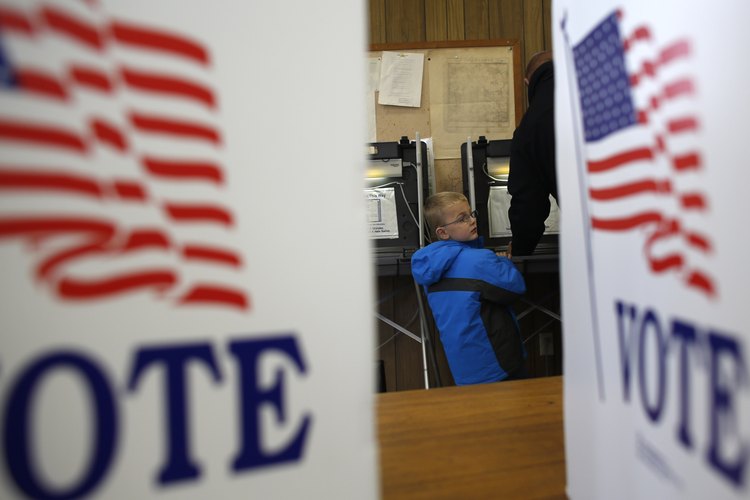 Lleva a tu niño cuando vayas a votar durante Election Day.