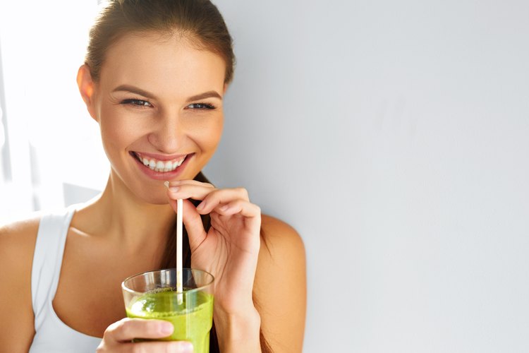 Prueba con estos jugos naturales para perder grasas.