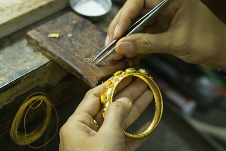 Artista que trabaja en la joyería hecha a mano