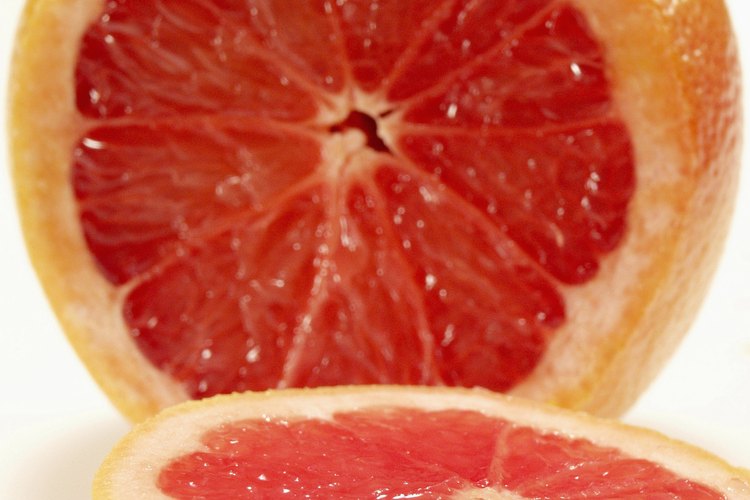 Lo árboles de pomelo Ruby Red producen frutos de pulpa roja.