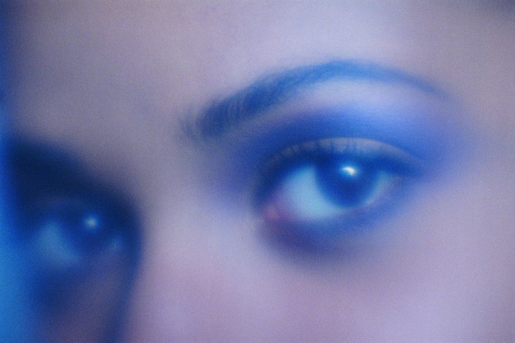La sombra de ojos ahumada y las cejas marcadas con lápiz estaban de moda en los años 80.