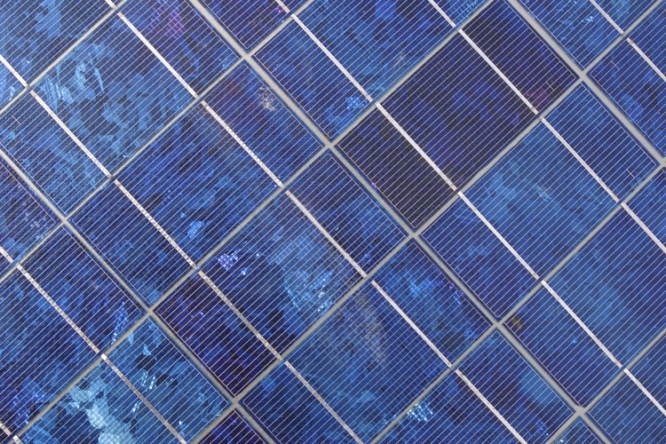 Los paneles solares recogen la energía incluso en días nublados.