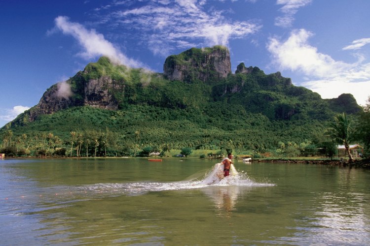 Toma un bote para pescar en las lagunas de Bora Bora.