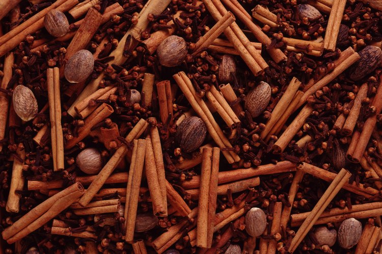 El clavo de olor contiene un aceite esencial que es efectivo para repeler plagas como las hormigas y las cucarachas.