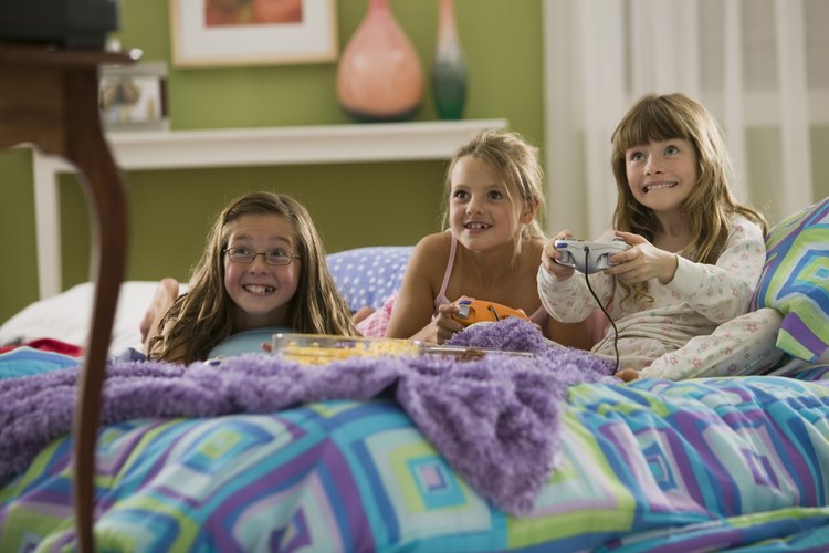 Una fiesta de pijamas con muchos juegos es una opción económica.