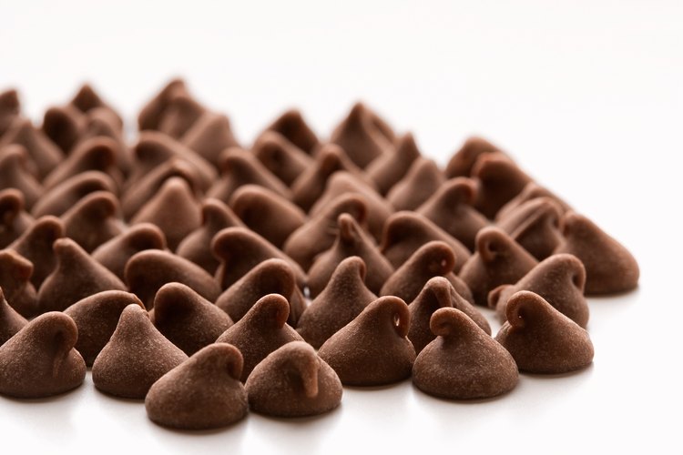 El chocolate se hace de granos de cacao que se fermentan después de cosecharlos para mejorar el sabor.
