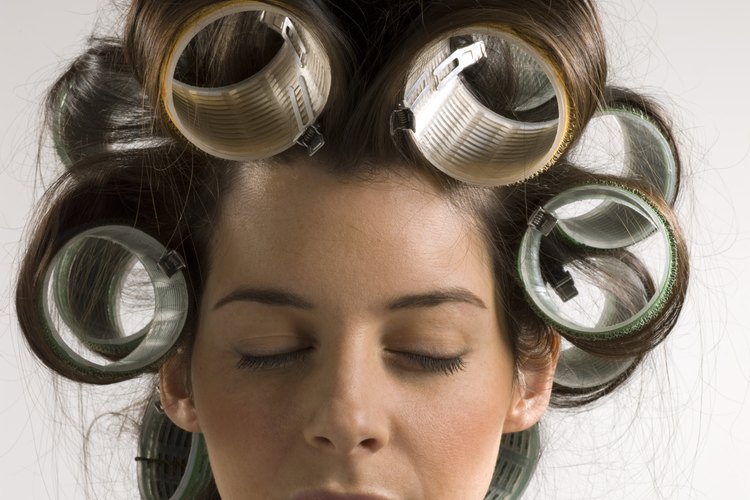 Cuando arregles tu cabello estando húmedo, usa los rulos más grandes disponibles.