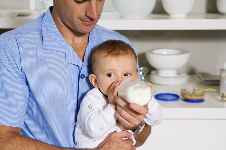 Los bebés más grandes pueden aceptar la leche de fórmula fría.