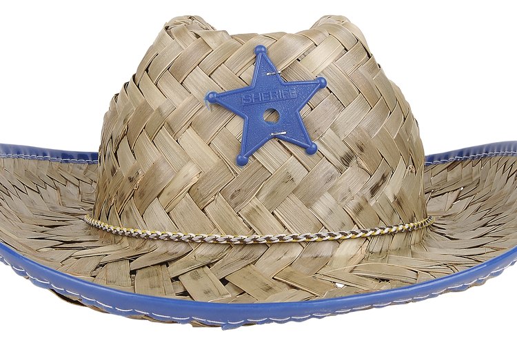 Usa un sombrero de vaquero como parte de una exhibición temática sobre las mesas.