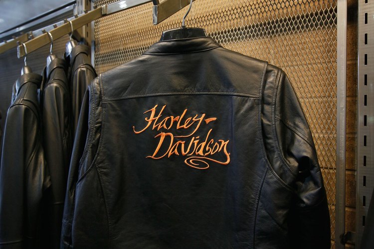 Los locales de Harley Davidson ofrecen hasta camperas de cueros con la marca estampada.