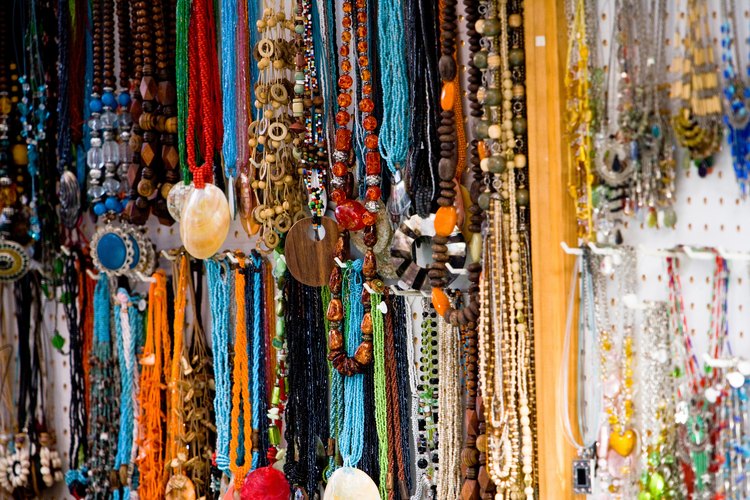 El cordón elástico puede usarse para fabricar todo tipo de bisutería.