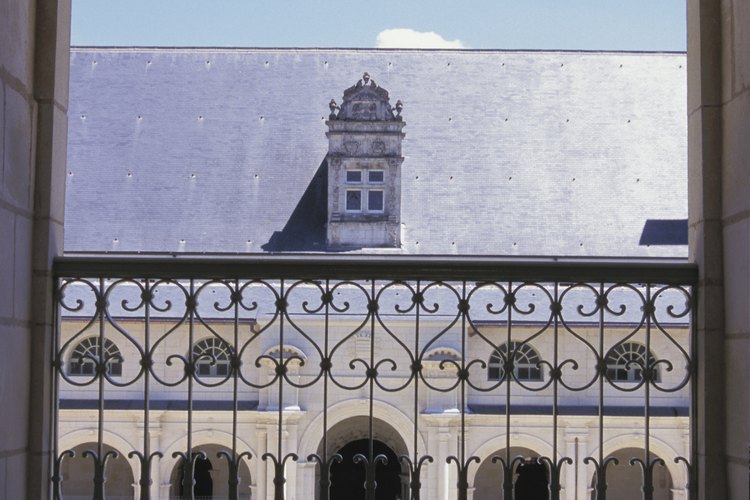 Las barandas decorativas de hierro forjado mejoran la arquitectura.