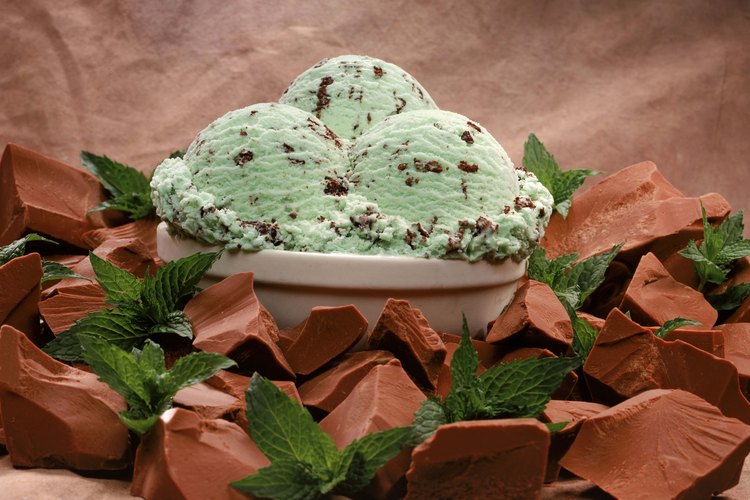Helado de menta con chispas de chocolate.
