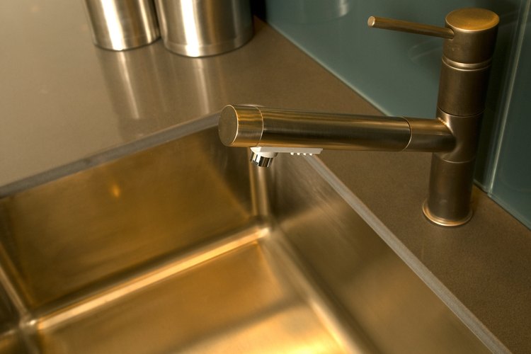 Quitas las manchas de agua dura de tu fregadero de acero inoxidable para restaurarlo a sus condiciones originales.