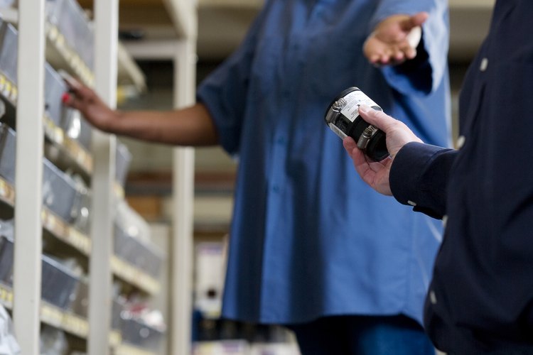 Considera la posibilidad de asociarte con otros pequeños vendedores para mejorar tu línea de productos de ferretería.