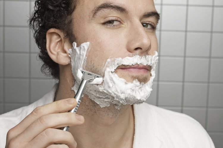 Afeita tus patillas al mismo tiempo que afeitas tu cara.
