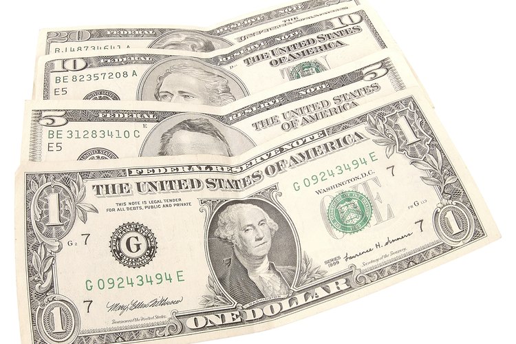 Los billetes de los Estados Unidos tienen un largo exacto de 6 pulgadas (15,24 cm) y 2,5 pulgadas (6,35 cm) de ancho.