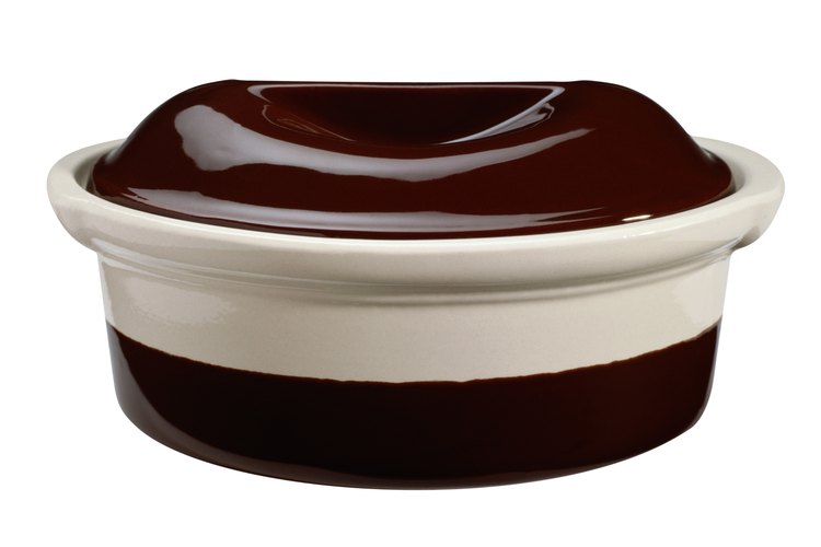 Si tu molde cerámico tiene tapa, quítala para hornear el pastel.