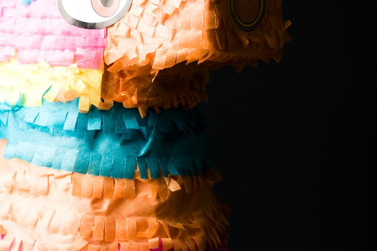 Otro rollo de papel vacío hará las veces de cuello.