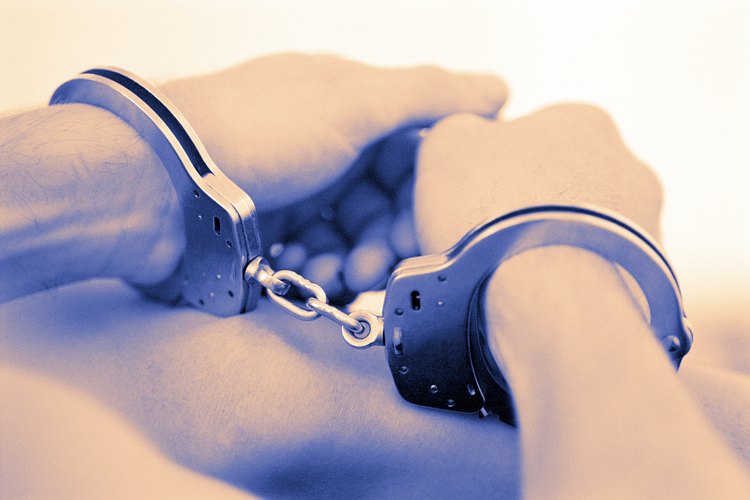 Cómo evitar ser arrestado por una orden de captura.