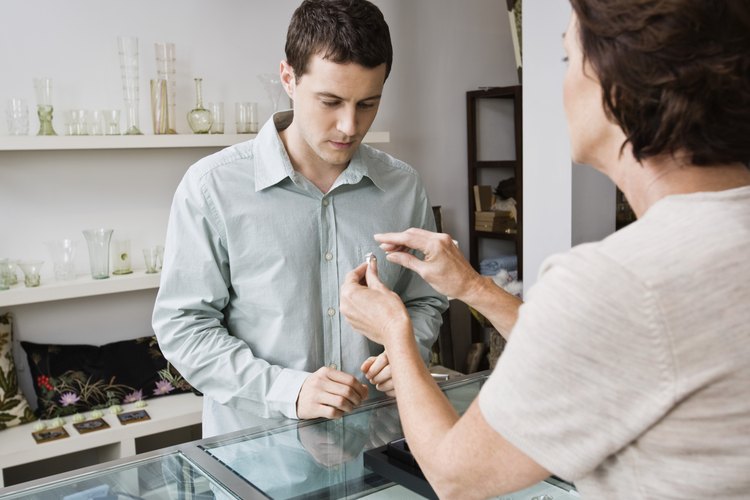 Hombre en la joyería.