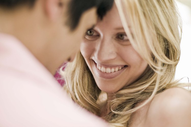 Averiguar si le gustas a un chico que apenas conoces, significa que debes prestar atención a los detalles.