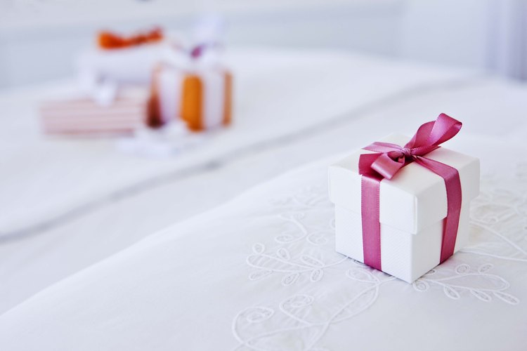 Para bodas pequeñas, los recuerdos pueden ser más como regalos.