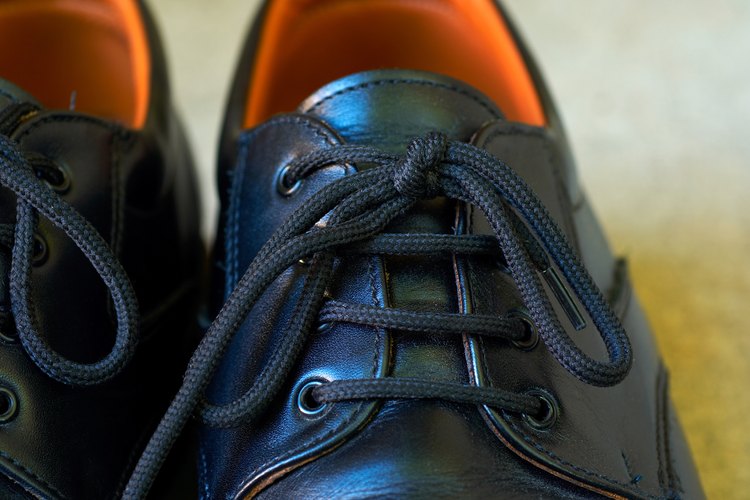 Aprende una simple técnica para atar cordones en estilo barra siguiendo 6 simples pasos.
