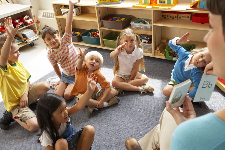 Los maestros usan tarjetas de vocabulario para enseñar a los estudiantes.