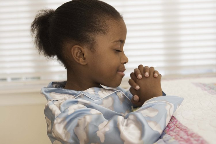 Los niños católicos pueden desarrollar su espiritualidad y pedir orientación y protección a través de las oraciones de buenas noches.