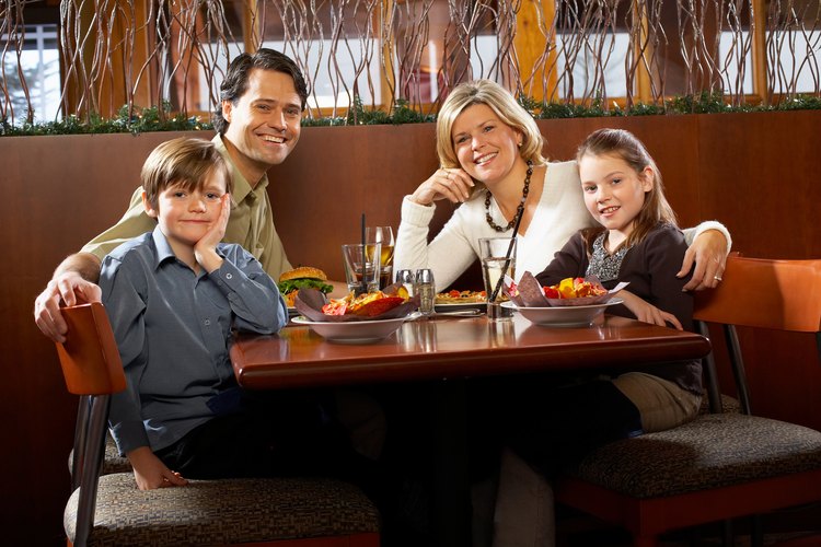 Juega juegos tranquilos para mantener a tus niños ocupados en un restaurante.