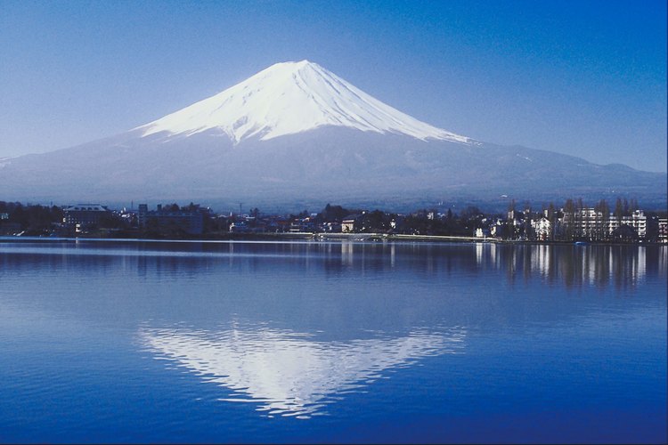 El monte Fuji descansa en el Parque Nacional Fuji-Hakone-Izu, con lagos e islas cercanas para explorar.