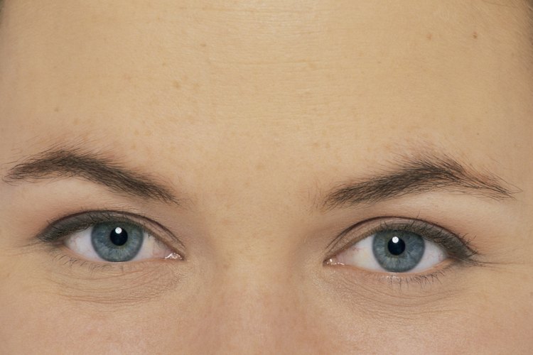 Aplica henna en cejas limpias y secas.