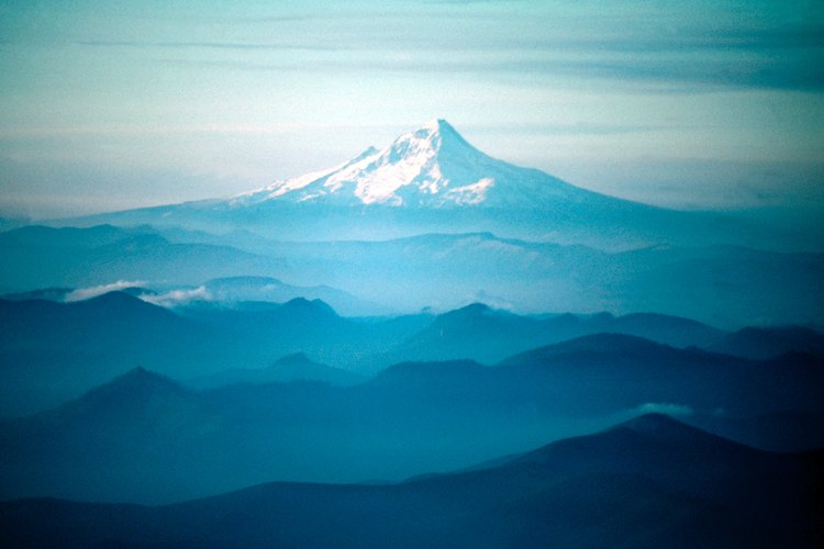El drásticamente diseccionado, y exuberantemente arbolado Western Cascades costea las High Cascades en Oregon.