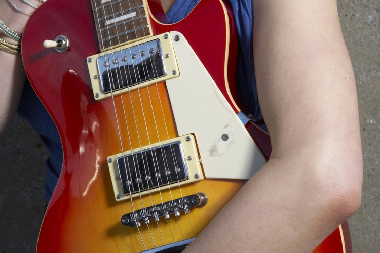 Una guitarra estilo Les Paul con humbuckers cubiertas.