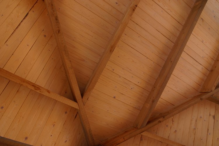 Crea un ecléctico techo de madera con paneles contrachapados y tiras decorativas con molduras.