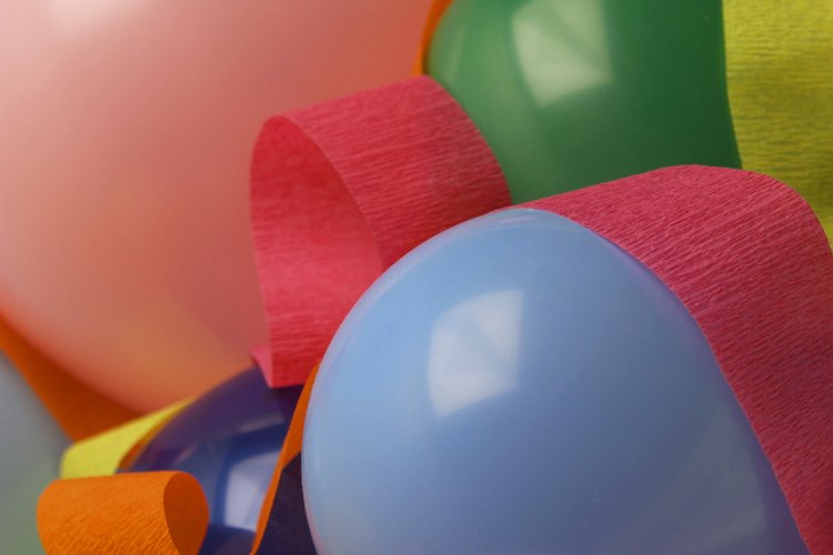 Los globos son una manera económica de decorar para una fiesta.