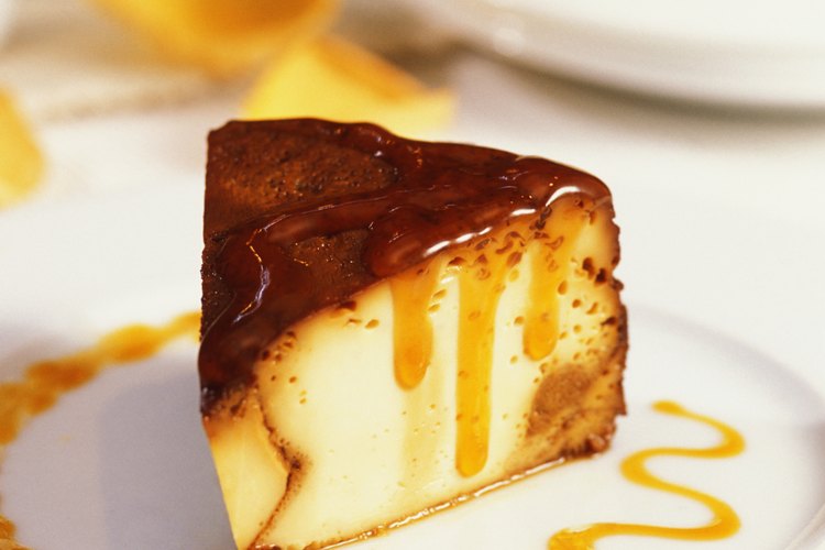 Agrega el sabor de las manzanas y caramelo a una tarta de queso.