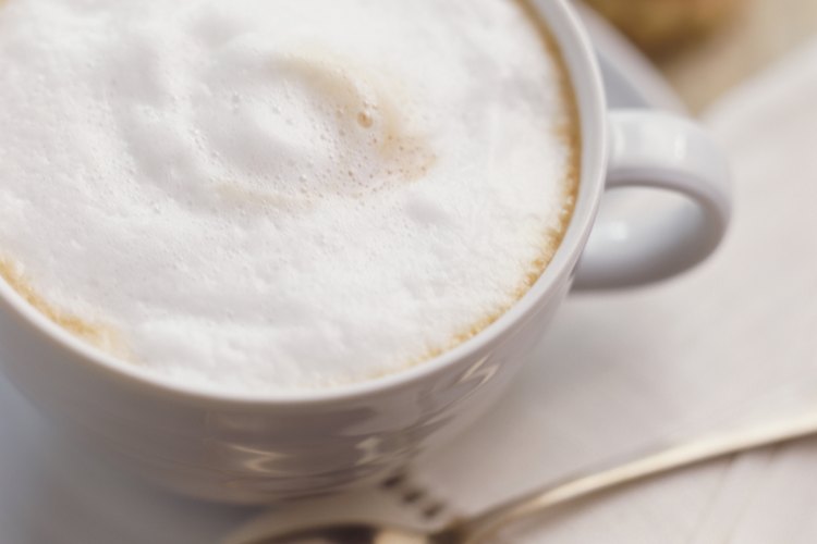 La espuma de la leche puede usarse también para decorar bebidas de café.