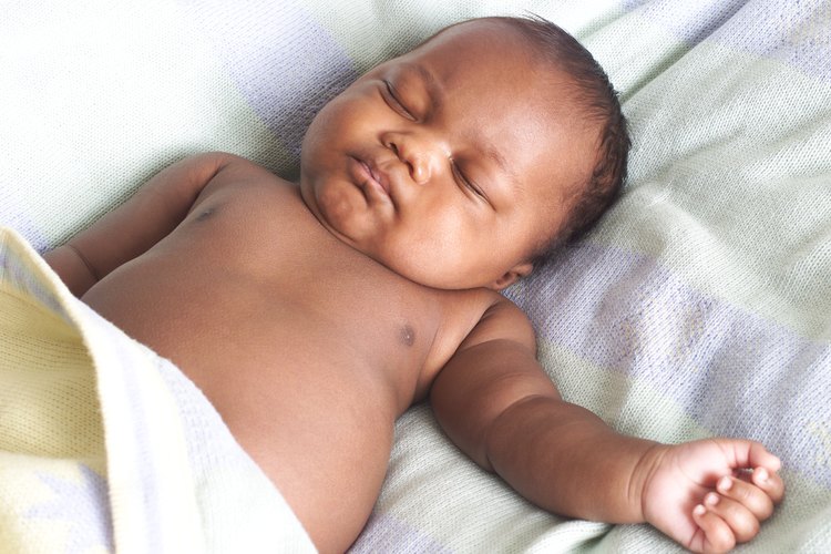 Un área de dormir para bebé debe estar también libre de obstrucciones tales como juguetes y ropa de cama cerca de la cabeza.