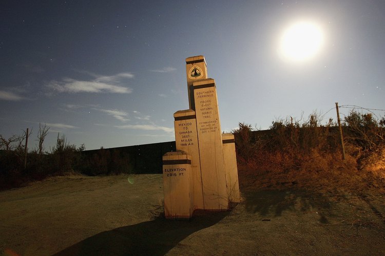 Un hito en Campo es el comienzo del Pacific Crest Trail.