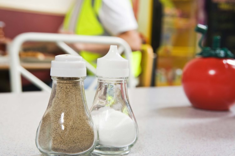 Muchos productos alimenticios en polvo, tales como las especias y los condimentos, contienen dióxido de silicio como un agente anti-aglomerante.